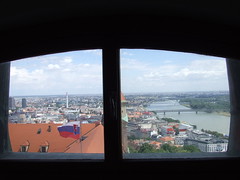 Anglų lietuvių žodynas. Žodis Bratislava reiškia n Bratislava (Slovakijos sostinė) lietuviškai.