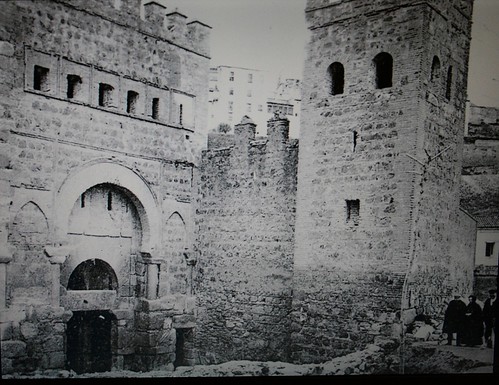 Puerta de Alfonso VI durante su restauración (1905-1907)