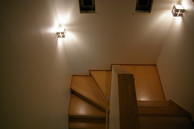 訂正します。我が家の階段の照明は目の高さ...