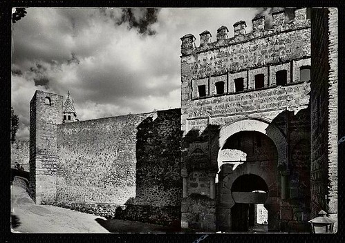 Puerta vieja de Bisagra o de Alfonso VI (Toledo) tras su restauración. Años 60. Foto Alfonso