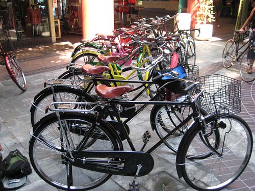 Flying Pigeon bicycles outside Empress Pavillion in Chinatown for the August 31, 2008 Get Sum Dim Sum Ride