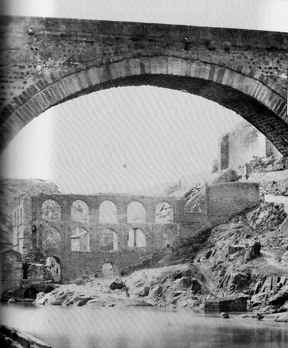 Puente de Alcántara y Restos del Artificio de Juanelo en 1858. Foto Charles Clifford