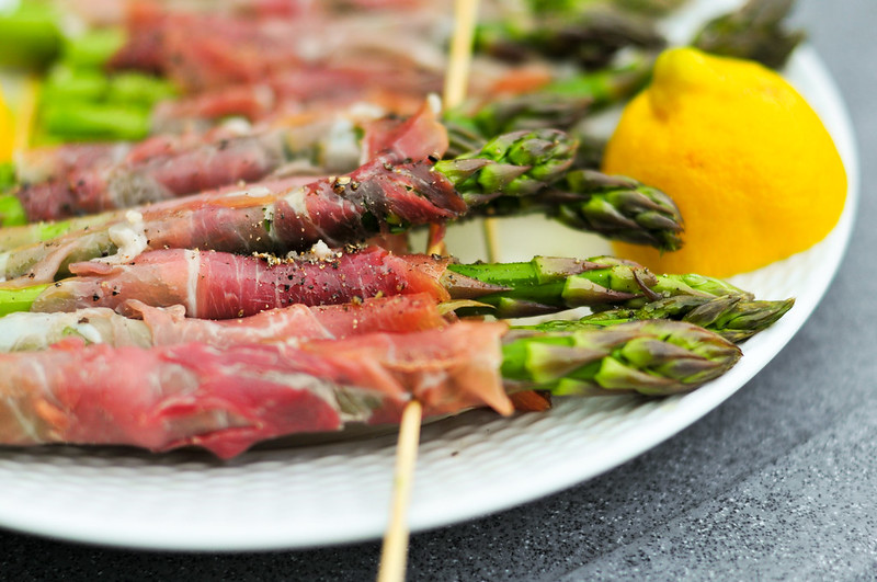 Asparagus Wrapped In Prosciutto With Lemon