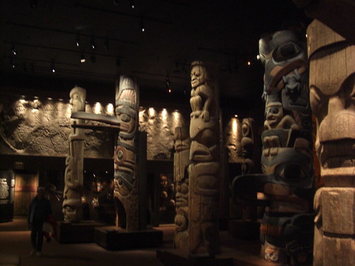 Totem poles im Royal British Columbia Museum.