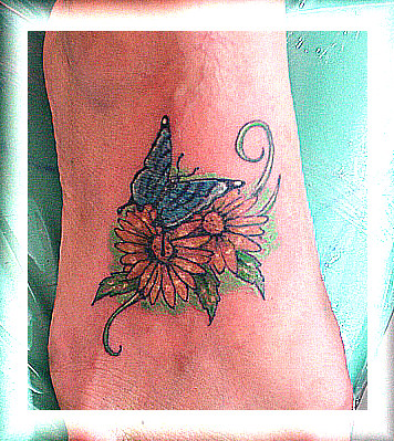 tatuagem flores e borboleta no pe 2