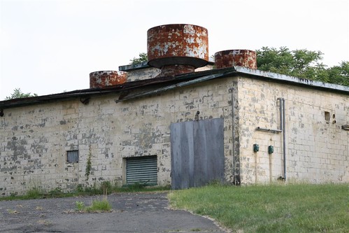 Storage building with large vents