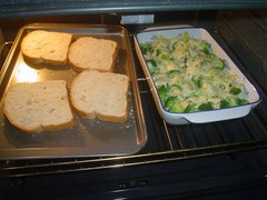 Brócoli y pan en el horno