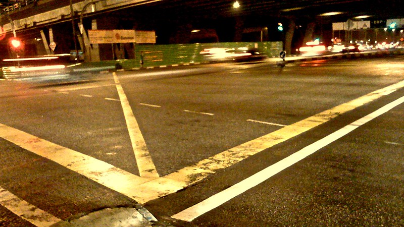 cornered at a big road junction<br/>© <a href="https://flickr.com/people/49306177@N00" target="_blank" rel="nofollow">49306177@N00</a> (<a href="https://flickr.com/photo.gne?id=2961893604" target="_blank" rel="nofollow">Flickr</a>)