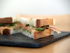 Sandwich med røget laks, agurk og pesto