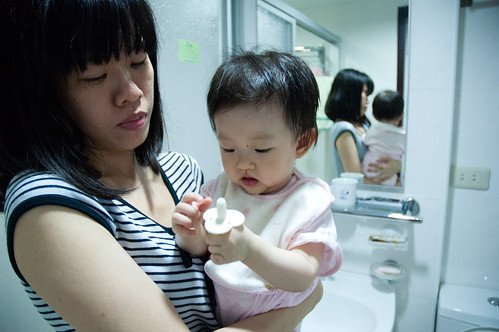 Brushing teeth (gum) for the first time. 第一次刷牙牙～