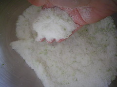 Mezclando azúcar con ralladura limón