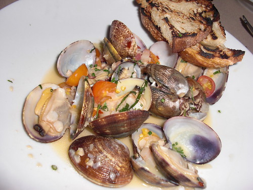 clams with bacon and cherry tomatoes