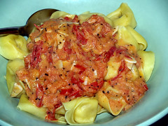 Tortellini med fontina, trøffel og tomatflødesauce