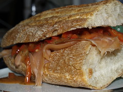Sandwich med røget laks og rød peber