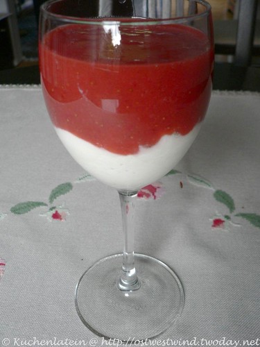 Erdbeerpüree auf Joghurt