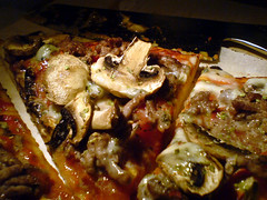 Pizza med oksekød, gorgonzola og champignon