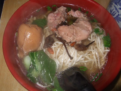 Chinese noodles with egg and meat