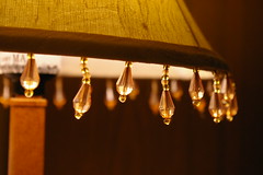 Anglų lietuvių žodynas. Žodis lamp-shade reiškia n abažūras, lempos gaubtas lietuviškai.