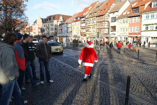 Weihnachtsmann flüchtet vor Menschenmassen in Erfurt