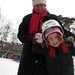 Farmor hjälper Freja fram på isen