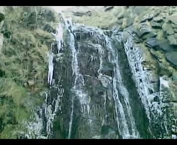 Panning down Blaaskinsdalens waterfall