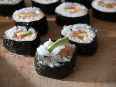 Sushi med laks, avocado og rød peber