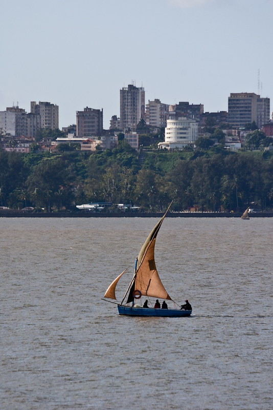 Maputo and a boat. City view, Mozambique, Africa.<br/>© <a href="https://flickr.com/people/14779042@N05" target="_blank" rel="nofollow">14779042@N05</a> (<a href="https://flickr.com/photo.gne?id=3120053264" target="_blank" rel="nofollow">Flickr</a>)