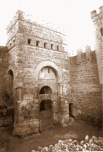 Puerta de Alfonso VI o vieja de Bisagra durante su restauración, hacia 1905