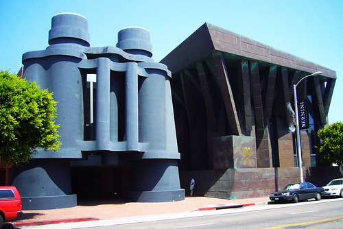 建築師 Frank O Gehry 與公共藝術家 Claes Oldenburg 所共同設計的巨大雙筒望遠鏡 (by Roca Chang)