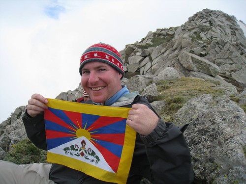 Displaying the Tibetan flag atop Indrahar Pass