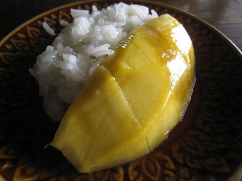 Sweet sticky rice with mangoes