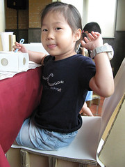 20080719-yoyo坐在紙椅上-15