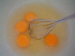 Huevos con azúcar y aceite