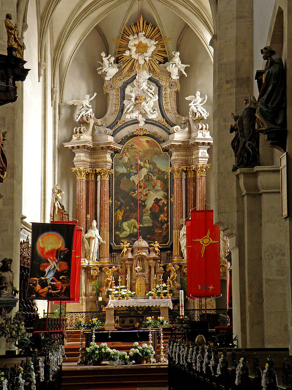 Wr.Neustadt - Cathedral's interior<br/>© <a href="https://flickr.com/people/18403970@N08" target="_blank" rel="nofollow">18403970@N08</a> (<a href="https://flickr.com/photo.gne?id=2567481432" target="_blank" rel="nofollow">Flickr</a>)