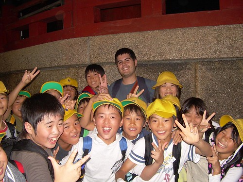 Pau rodeado de niños japoneses en Nara