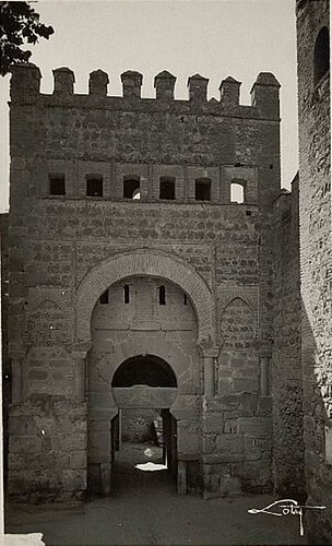 Puerta vieja de Bisagra o de Alfonso VI (Toledo) tras su restauración. Principios del siglo XX. Foto Loty