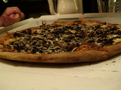 Pizza med fire slags svampe, trøffelolie og pinjekerner