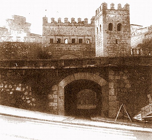 Aspecto del entorno de la Puerta de Alfonso VI antes de la remodelación de la zona