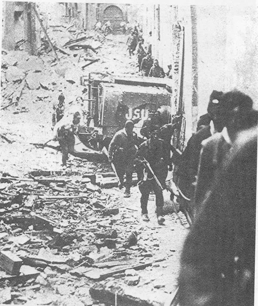 Soldados republicanos al frente del teniente Luis Barceló en la calle de Santa Fe de Toledo ala salto del Alcázar. 18-20 de septiembre de 1936