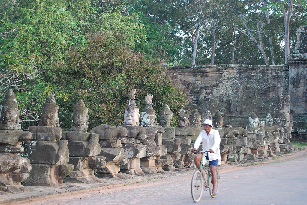 Ciclista camboyano en Angkor