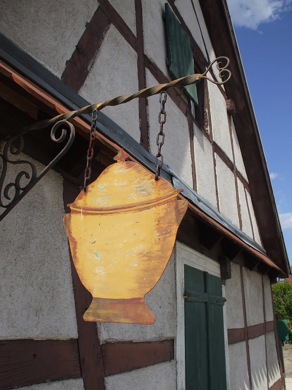 L'enseigne d'un ancien atelier de poterie à Soufflenheim en Alsace.<br/>© <a href="https://flickr.com/people/24005317@N07" target="_blank" rel="nofollow">24005317@N07</a> (<a href="https://flickr.com/photo.gne?id=2313660173" target="_blank" rel="nofollow">Flickr</a>)