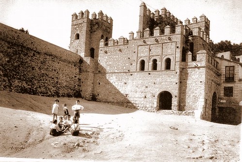 Puerta vieja de Bisagra o de Alfonso VI (Toledo) tras su restauración. Principios del siglo XX