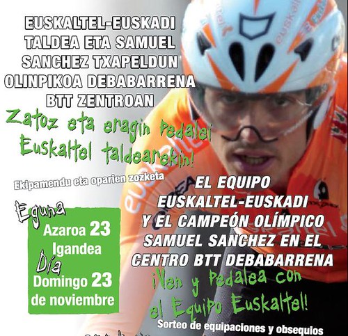 El equipo Euskaltel-Euskadi y Samu Sanchez en el Centro BTT Debabarrena