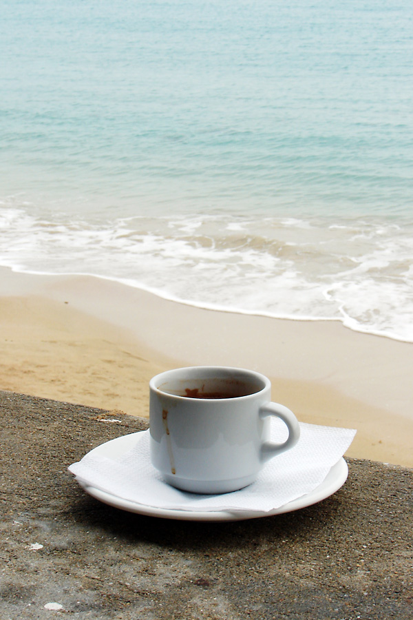 Sea cup. Чашка кофе на море. Чашечка моря. Чашка кофе на берегу моря. Утро на море с кофе.