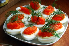 Anglų lietuvių žodynas. Žodis deviled egg reiškia paruoštas su prieskoniais kiaušinių lietuviškai.