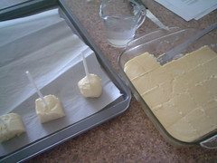 cortando las paletas de cheesecake