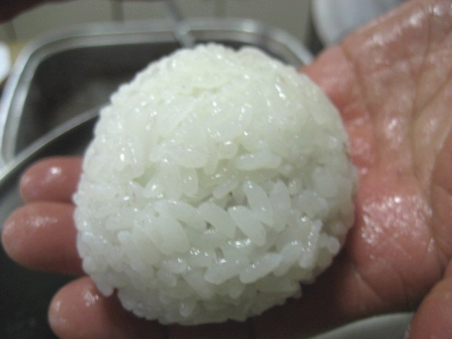 米の中にアンコを包む