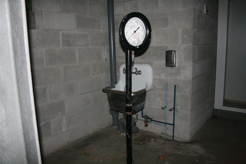 Eye-level pressure gauge