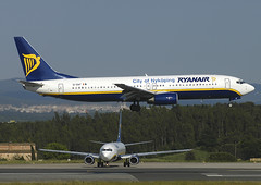 Ryanair (City of Nykoping) B737-8AS EI-DAF GRO 05/06/2004