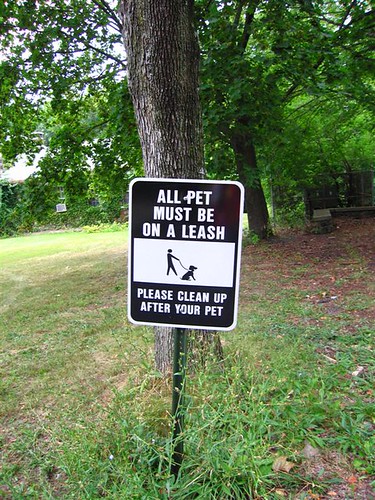 All pet must be on a leash sign